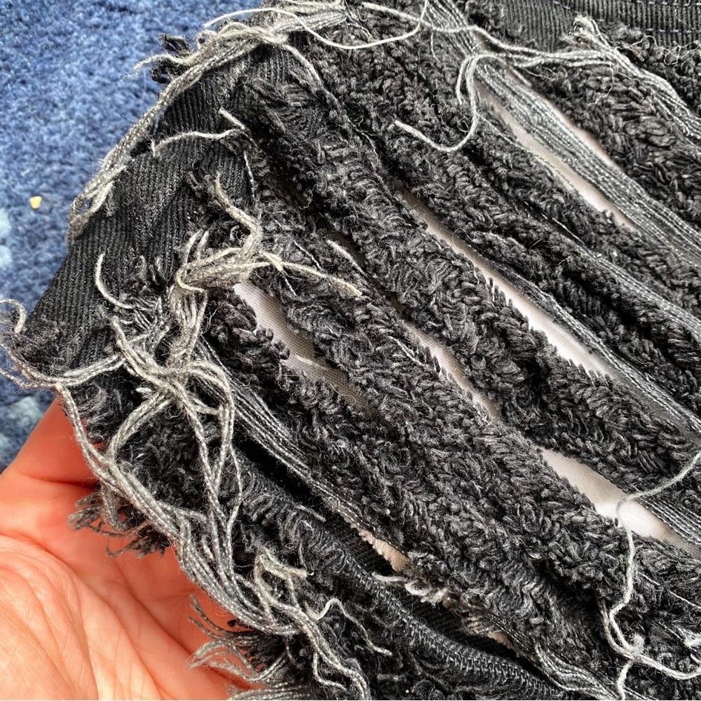 🖤 EDGY BLACK DISTRESSED DENIM SHORTS! - Picture 7 of 13